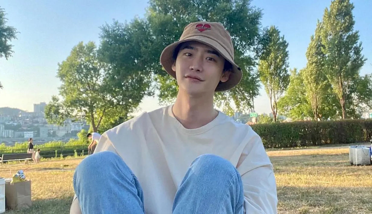 Meski sudah berusia 32 tahun, Lee Jong Suk tetap dipuji awet muda oleh penggemarnya. Orang Korea memang dikenal dengan wajah awet mudanya meski usianya sudah menginjak kepala 3 sekalipun. Kenakan topi bundar, bintang drama korea While You Were Sleeping ini disebut makin ganteng. (Liputan6.com/IG/@jongsuk0206)