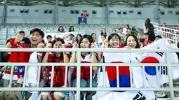 Pendukung Korea Selatan memberikan dukungan kepada Timnas Korea Selatan U-23 saat laga perempat final Piala Asia U-23 2024 melawan Timnas Indonesia U-23 di Abdullah bin Nasser bin Khalifa Stadium, Qatar, Jumat (26/04/2024) WIB. (Dok. AFC)