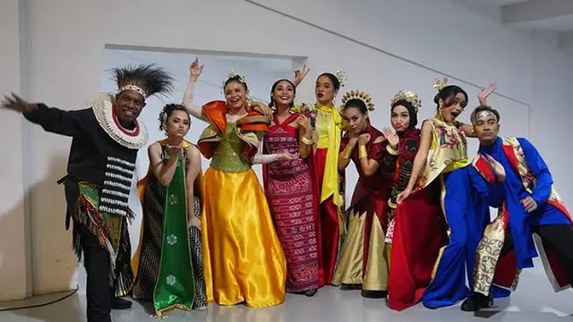 Busana Penuh Warna Para Penyanyi Opening Ceremony Asian Games 2018