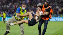 Petugas keamanan menangkap penyusup lapangan ketika pertandingan sepak bola Grup F UEFA EURO 2020 antara Portugal melawan Prancis yang berlangsung di Puskas Arena, Budapest pada 23 Juni 2021. (AFP/Pool/Darko Bandic)