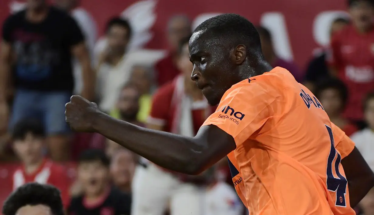 Gol-gol kemenangan Valencia dicetak oleh Mouctar Diakhaby dan Javi Guerra (88'). Sementara tuan rumah hanya bisa membalas satu gol lewat Youssef En-Nesyri (69') dan bermain dengan 10 pemain sejak Loic Bade diganjar kartu merah pada menit 81. (CRISTINA QUICLER/AFP)