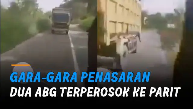 VIDEO: Gara-Gara Penasaran Truk Jalan Mundur, Dua ABG Terperosok ke Parit