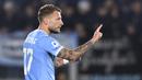 Pemain Lazio, Ciro Immobile melakukan selebrasi setelah mencetak gol ke gawang Spezia pada laga lanjutan Liga Italia 2022/2023 di Alberto Picco Stadium, La Spezia, Italia, Jumat (14/04/2023).  Immobile terlibat kecelakaan di Roma pada Minggu, 16 April 2023 waktu setempat. Mobil yang ditumpangi bersama dua anak perempuannya bertabrakan dengan trem di Jalur 19, yang menghubungkan kawasan Flaminio dan Prati. (AP/LaPresse/Tano Pecoraro)