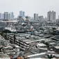 Pemandangan deretan gedung dan permukiman di Jakarta, Rabu (1/10/2020). Ekonomi Indonesia pada kuartal III 2020 membaik dari kuartal II 2020 lalu yang tumbuh minus 5,32 persen. (Liputan6.com/Faizal Fanani)