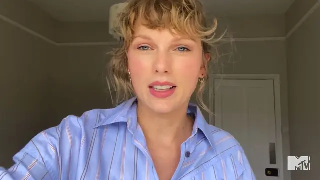 Taylor Swift menerima penghargaan MTV VMA 2020 (MTV via AP).