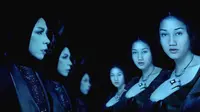 Melly Goeslaw nyanyikan lagu "Bertemu Kembali"yang rilis pada Rabu (6/12/2023) bersama mendiang Nike Ardilla dengan bantuan teknologi AI. (Instagram/musicastudios)