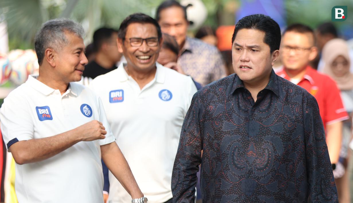Ketum PSSI Erick Thohir (kanan) bersama Dirut BRI Sunarso (kiri), dan Wadirut BRI Catur Budi Harto (tengah) saat peluncuran BRI Liga 1 2023/2024 di Jakarta, Senin (26/6/2023). (Bola.com/Abdul Aziz)