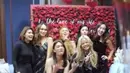 Rasanya tak afdol kalau tidak berpose bareng. Syahrini bersama tamu-tamu undangan foto bersama dengan background bunga mawar merah usai makan malam. (Foto: Instagram/@princessyahrini)