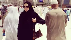 Ketika menjalani ibadah umrah beberapa waktu lalu, begini gaya Aura Kasih dengan busana serba hitam. Ia tampak begitu anggun mengenakan gamis berwarna hitam yang dipadukan dengan hijab senada. (Liputan6.com/IG/@aurakasih)