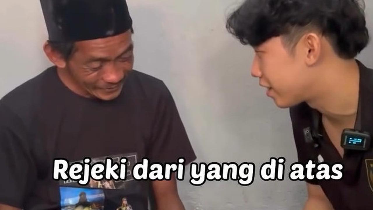Pecah Tangis Sonhaji Penjual Es Teh Viral Dapat Bantuan Uang Tunai Rp100 Juta dari Willie Salim
