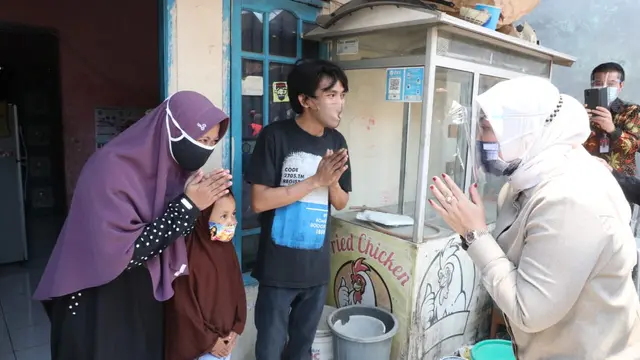 Menaker Ida Kunjungi Rumah Pekerja Penerima Bantuan Subsidi Upah Bekasi