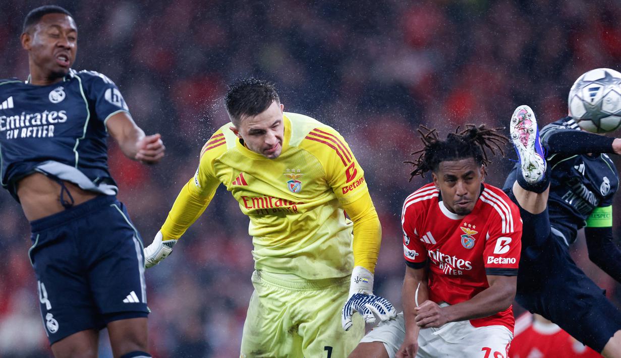 Kiper Benfica, Anatoliy Trubin, mencetak gol ke gawang Real Madrid pada lanjutan Liga Champions 2025/2026 di Estadio da Luz, Kamis (29/1/2026). (AFP/FILIPE AMORIM)