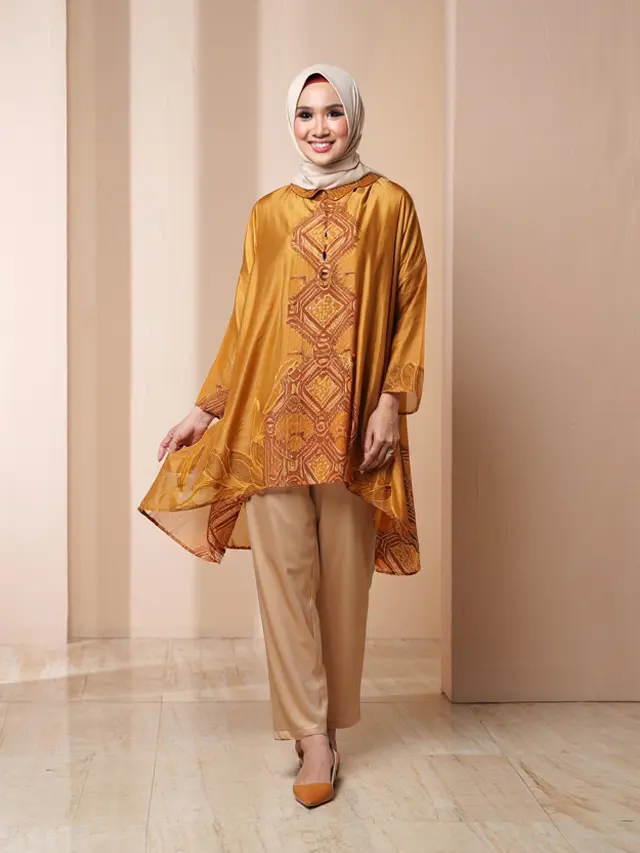 Model Tunik Batik Belah Samping yang Lagi Tren di 2025/Ilustrasi AI