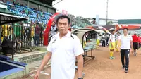 Pelatih Mitra Kukar, Subangkit saat mendampingi timnya pada laga Torabika Soccer Championship 2016 di Stadion Siliwangi, Bandung, Sabtu (14/5/2016). (Bola.com/Nicklas Hanoatubun)