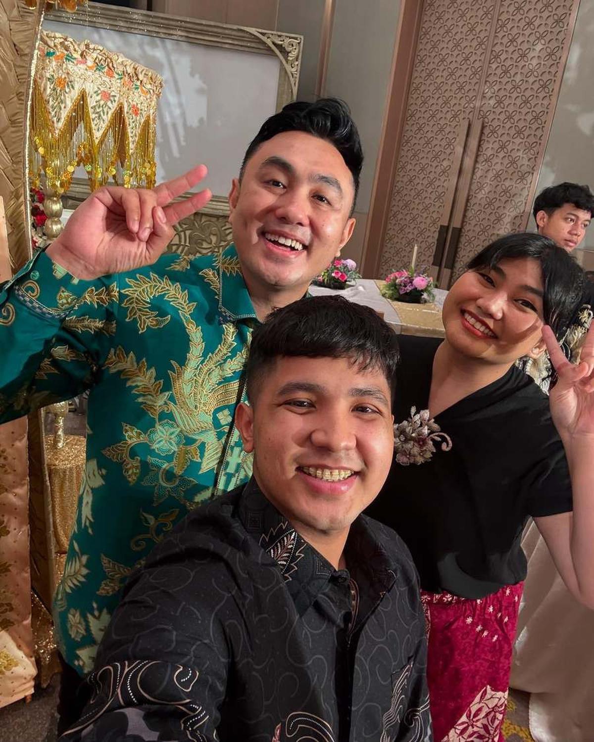 8 Potret Jirayut Kondangan Dua Hari Berturut-turut, Ganteng Pakai Batik - Ajak Ibunda Tercinta