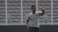 Asisten pelatih Timnas Indonesia U-22, Yunan Helmi, memberikan instruksi saat latihan di Lapangan ABC Senayan, Jakarta, Selasa (8/1). Latihan ini merupakan persiapan jelang Piala AFF U-22. (Bola.com/Vitalis Yogi Trisna)