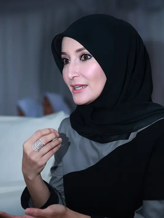 Beberapa selebriti banyak yang mendapatkan pengalaman saat menjalankan ibadah haji selama di Makkah dan Madinah. Kejadian ini telah beberapa tahun lalu. (Deki Prayoga/Bintang.com)