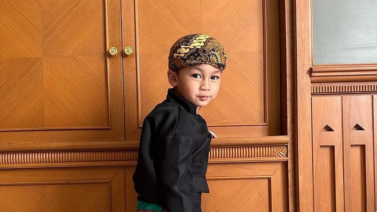 Potret Kiano, anak pertama Baim Wong dan Paula disebut begitu mirip dengan sang kakek, Johnny Wong. Anak-anak Baim begitu dekat dengan kakeknya, Johnny Wong.