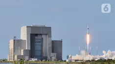 Roket Falcon 9 meluncur ke angkasa membawa satelit Republik Indonesia (SATRIA-1) dari Cape Canaveral Space Launch Complex SLC 40, Florida, AS, Minggu (18/6/2023).(Liputan6.com/Ilyas Istianur Praditya)