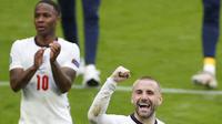 Ekspresi kegembiraan Luke Shaw (kanan) setelah Inggris mengalahkan Jerman pada 16 besar Euro 2020, Rabu (30/6/2021) dini hari WIB. (AFP/John Sibley)