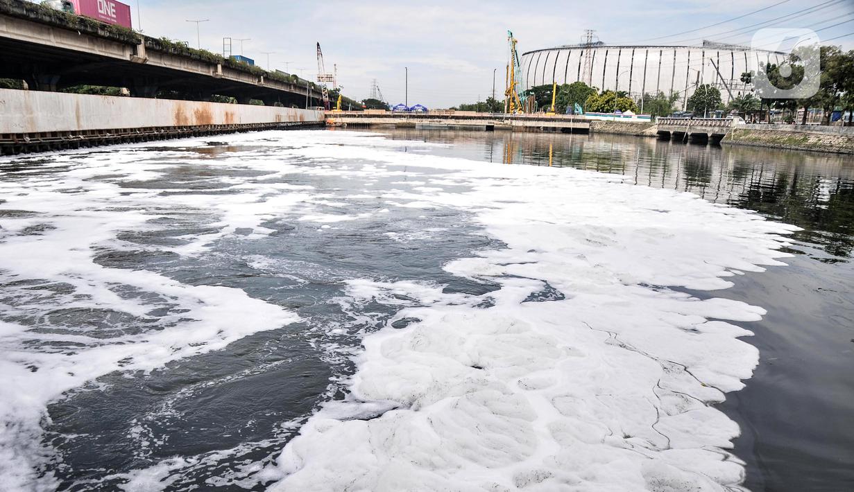 Kondisi limbah busa yang mencemari Kali Ancol, Jakarta Utara, Rabu (16/3/2022). Munculnya busa tersebut diduga berasal dari limbah rumah tangga dan industri akibat belum efektifnya Instalasi Pengolahan Air Limbah (IPAL). (merdeka.com/Iqbal S. Nugroho)