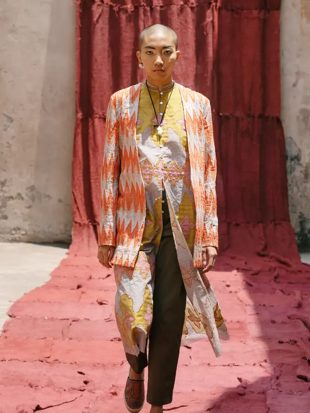 Visualisasi Sabung Ayam untuk Keagamaan dalam Koleksi Sapto Djojokartiko Spring/Summer 2021