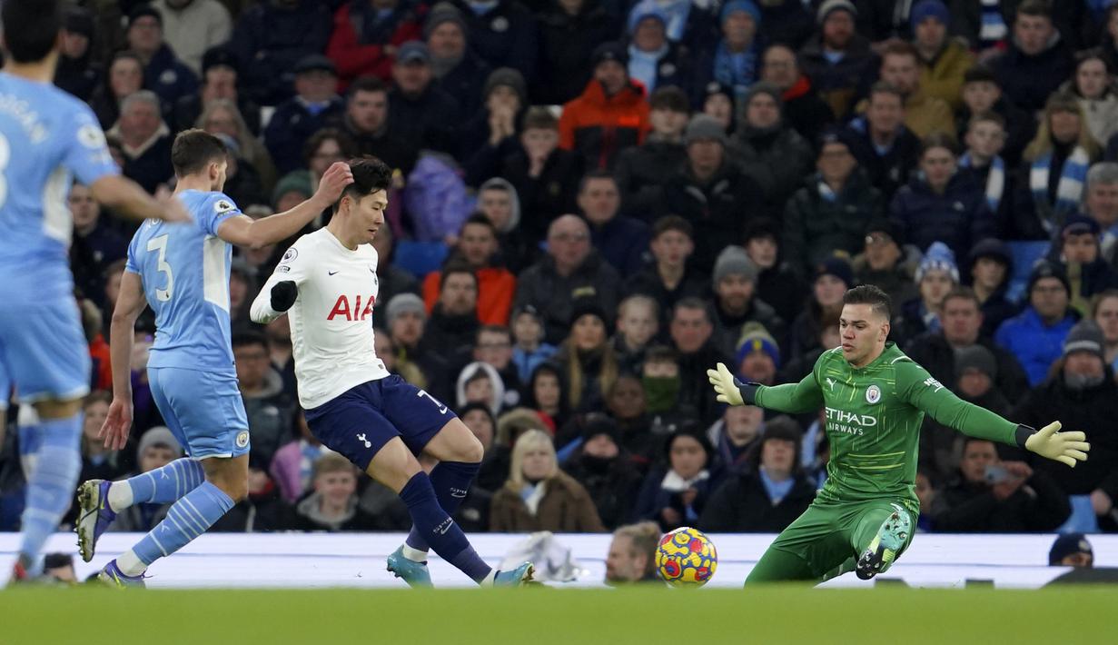 Tottenham Hotspur unggul cepat pada menit ke-4. Son Heung-min yang lepas dari jebakan offside tidak egois untuk menembak langsung ke arah gawang saat telah berhadapan satu lawan satu dengan Ederson Moraes. (AP/Jon Super)