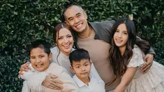 Keluarga Nia Ramadhani dan Ardi Bakrie kenakan busana warna cream dan putih dalam pemotretan bareng generasi Bakrie. Hampir 14 tahun menikah, rumah tangga Nia dan Ardi memang dikenal harmonis. Dalam foto tersebut, netizen salah fokus dengan para tiga anak Nia, terutama Mikhayla. Beranjak remaja, Mikhayla dipuji makin cantik dan disebut mirip dengan Nia Ramadhani. (Liputan6.com/IG/@ardibakrie)