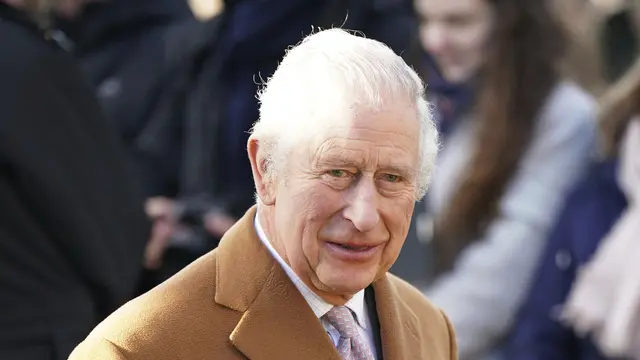 Senyum Pertama Raja Charles III di Tengah Skandal Buku Pangeran Harry