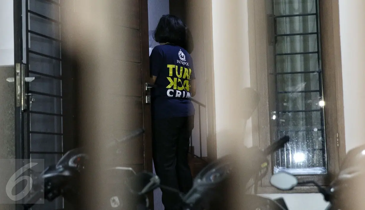 Polisi melakukan penggeledahan di rumah Saipul Jamil di kawasan Kelapa Gading Jakarta, Kamis (19/2). Penyidik menyambangi rumah pedangdut itu untuk mencari barang bukti lainnya terkait kasus dugaan pencabulan terhadap DS (17). (Liputan6.com/Faizal Fanani)