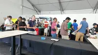 Para jurnalis mengantre makanan di media center Metlife Stadium, Sabtu (13/6/2026) waktu setempat. Tak seperti meliput event olahraga di Indonesia yang menyediakan konsumsi secara gratis, di stadion Piala Dunia 2026 ini makanan apa pun di media center harus berbayar. (Bola.com/Hery Kurniawan)