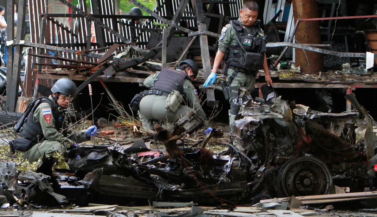 Tentara Thailand memeriksa mobil yang hancur usai ledakan bom di lokasi ledakan bom mobil di sebuah hotel, Provinsi Pattani, Thailand, Rabu (24/8). Ledakan bom mobil tersebut menewaskan satu orang dan 30 orang luka-luka. (REUTERS/Surapan Boonthanom)