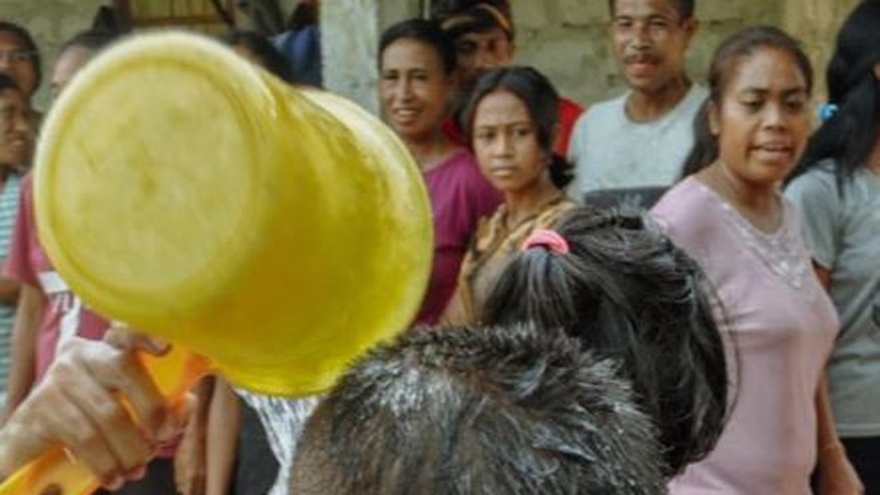 Senyum Warga Desa Pada Eweta, Kini Bisa Nikmati Air Bersih