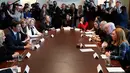Presiden AS, Donald Trump dan PM Kanada, Justin Trudeau mengadakan pertemuan di meja bundar Oval Office, Gedung Putih, Washington, Senin (13/2). Pada pertemuan tersebut, terlihat Ivanka Trump duduk tepat di samping Trudeau. (AP Photo/Evan Vucci)