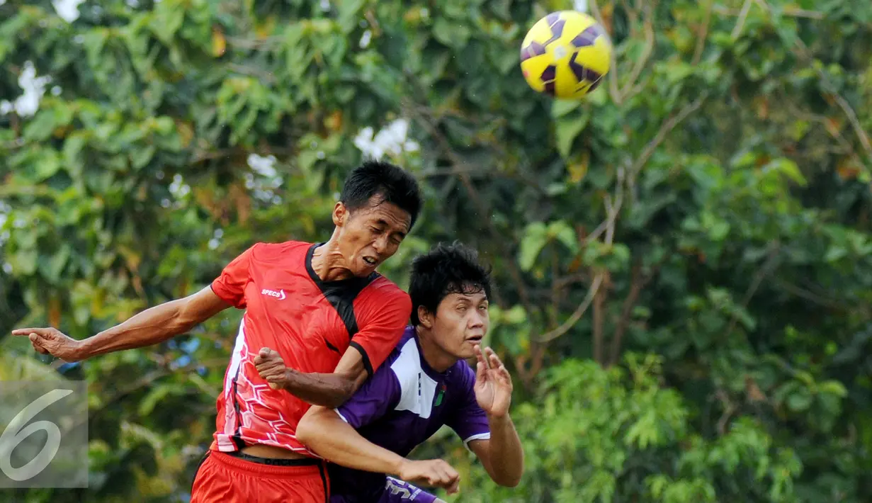 Pesepakbola Persita dan PSAU berebut bola saat laga ujicoba di Lapangan Sutasoma, Halim Perdakusuma Jakarta, Jumat (21/8/2015). Laga uji tanding ini merupakan persiapan Persita menghadapi turnamen PialaPresiden 2015. (Liputan6.com/Helmi Fithriansyah)