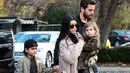 Sumber tersebut mengatakan bahwa sangat jelas keluarga Kardashian ingin Kourtney kembali pada Scott. (FameFlyNet/HollywoodLife)