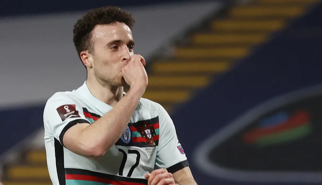 Striker Portugal, Diogo Jota melakukan selebrasi usai mencetak gol pertama ke gawang Serbia dalam laga Kualifikasi Piala Dunia 2022 Zona Eropa Grup A di Rajko Mitic Stadum, Belgrade, Sabtu (27/3/2021). Portugal bermain imbang 2-2 dengan Serbia. (AFP/Pedja Milosavljevic)