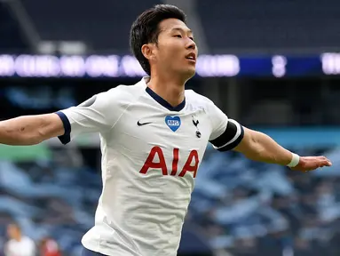 Penyerang Tottenham Hotspur, Son Heung-min berselebrasi usai mencetak gol ke gawang Arsenal pada pertandingan lanjutan Liga Inggris di Stadion Tottenham Hotspur di London, Inggris, Minggu (12/7/2020). Tottenham menang tipis atas Arsenal 2-1. (Michael Regan/Pool via AP)