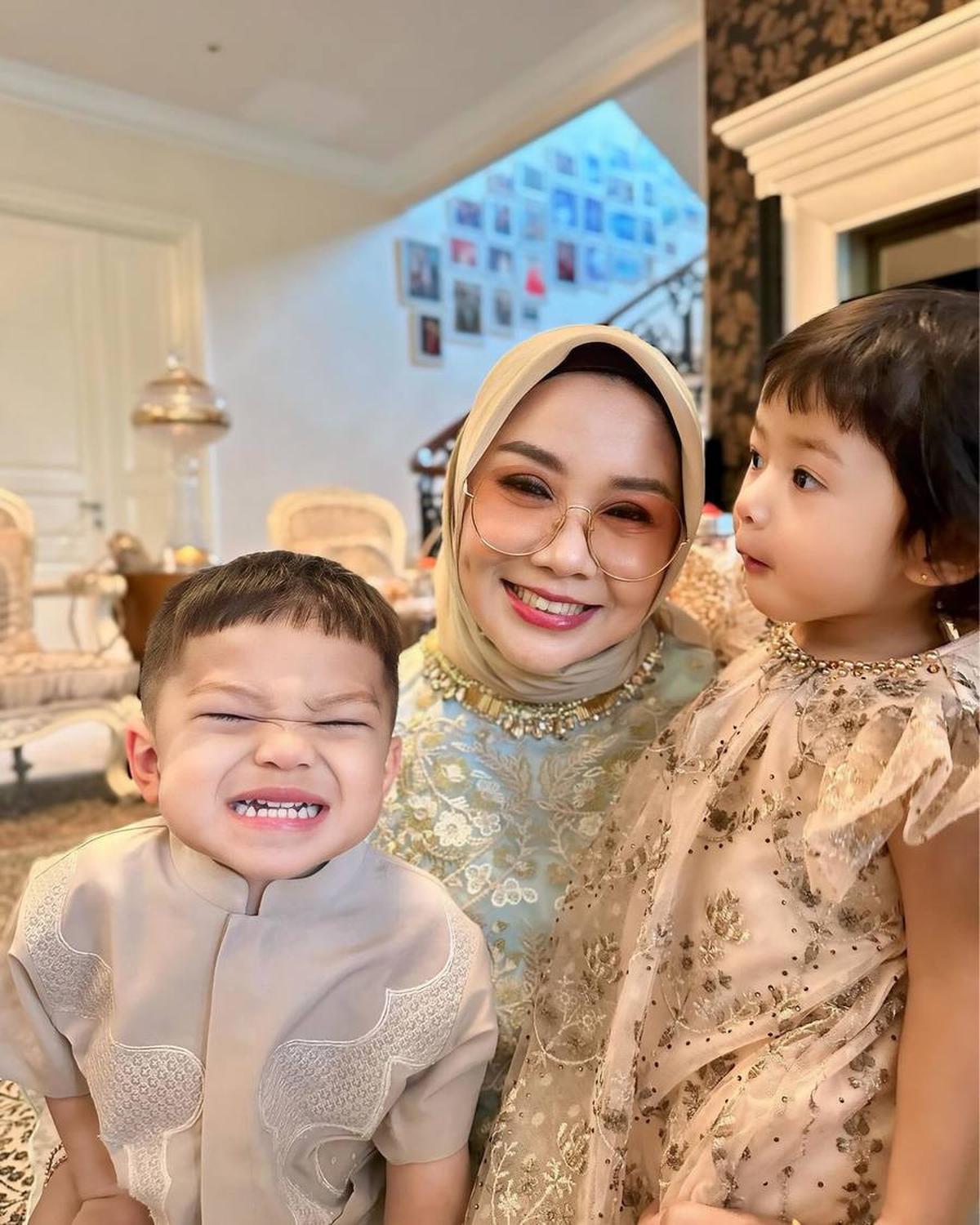 Saat ini, Yora sedang menantikan kelahiran cucu ketiganya menyusul kabar kehamilan kedua Nikita Willy. Sebelumnya, Yora telah memiliki dua cucu dari Nikita Willy dan Winona Willy.<br>