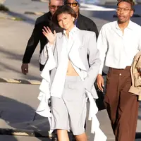 Alih-alih memilih gaun glamor, Zendaya justru tampil berani dengan suit rancangan Moschino.  [@justjared].