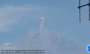 Gunung Semeru di Lumajang Jawa Timur erupsi setinggi 1.100 Meter pada Kamis pagi (20/8/2026). (Liputan6.com/ Dok PVMBG)