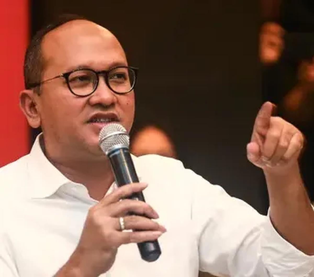"Demi Allah saya bersumpah, bahwa saya akan setia kepada Undang-Undang Dasar Negara Republik Tahun 1945 serta akan menjalankan segala peraturan perundang-undangan," kata Rosan.
