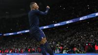 Penyerang Paris Saint-Germain (PSG), Kylian Mbappe, merayakan gol yang dicetaknya dalam laga kontra Srasbourg di Parc des Princes pada lanjutan Liga Prancis di Parc des Princes, Kamis (29/12/2022) dini hari WIB. (AP Photo/Thibault Camus)
