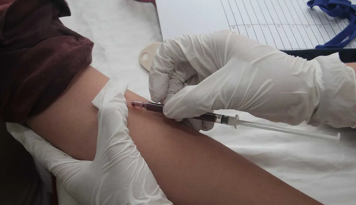 Pengunjung melakukan tes darah untuk mengecek HIV/AIDS  yang digelar Komisi Penanggulangan AIDS Provinsi (KPAP) DKI Jakarta sebagai bentuk peringatan hari AIDS sedunia di Taman Suropati, Menteng, Jakarta, Minggu (29/11/2015). (Liputan6.com/Angga Yuniar)