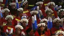 Suporter dengan kostum yang unik dari kok setia mendukung pemain Indonesia pada Turnamen Indonesia Open 2016 di Istora Senayan, Jakarta, Rabu (1/5/2016). (Bola.com/Nicklas Hanoatubun)