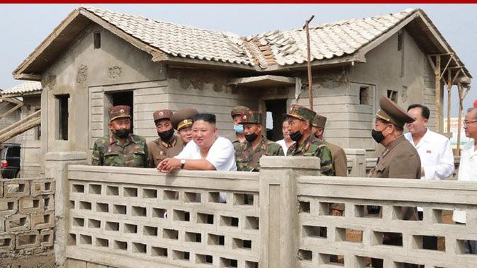 Kim Jong-un dan jajaran blusukan mengecek dampak banjir di Provinsi Hwanghae Utara. Dok: Media pemerintah Korut via KCNA Watch