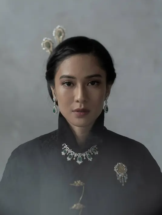 Potret Dian Sastro perankan Cut Nyak Dien. Ia sangat cocok menggunakan setelan bludru dan perhiasan seperti Cut Nyak Dien asli. (sumber: Liputan6.com/IG/therealdisastr)
