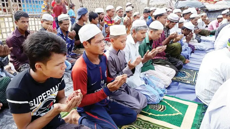 Salat Idul Fitri di kamp pengungsi Rohingya di Bangladesh (16/6) (AFP PHOTO)