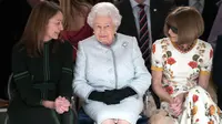 Ratu Elizabeth II berbincang dengan chief executive British Fashion Council, Caroline Rush dan Ratu Fashion, Anna Wintour (kanan) ketika menonton pagelaran London Fashion Week 2018, Selasa (20/2). (Yui Mok/Pool photo via AP)