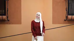 Nuansa romantis terasa begitu kuat dalam setiap potret. Latar belakang yang dipilih cukup simpel. Pasangan ini terlihat menyesuaikan warna busana dengan bangunan sekitar yang menghasilkan potret apik pasangan ini. Setiap foto berhasil menangkap momen-momen intim antara Dinda dan Rey, menciptakan kesan yang begitu mendalam. (Liputan6.com/IG/@dindahw)